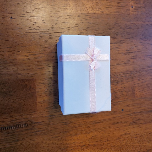 Heart Earrings - New in box - Picture 6 of 7